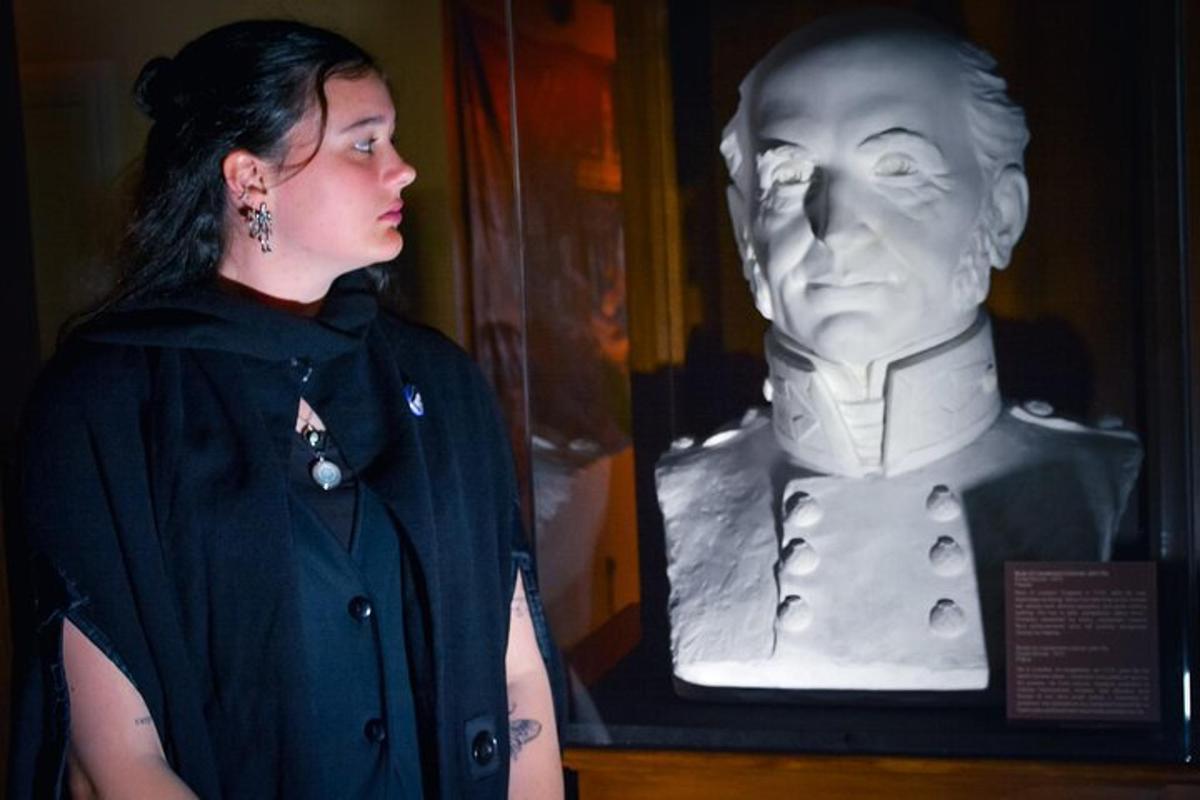 una donna in piedi accanto al busto di un uomo