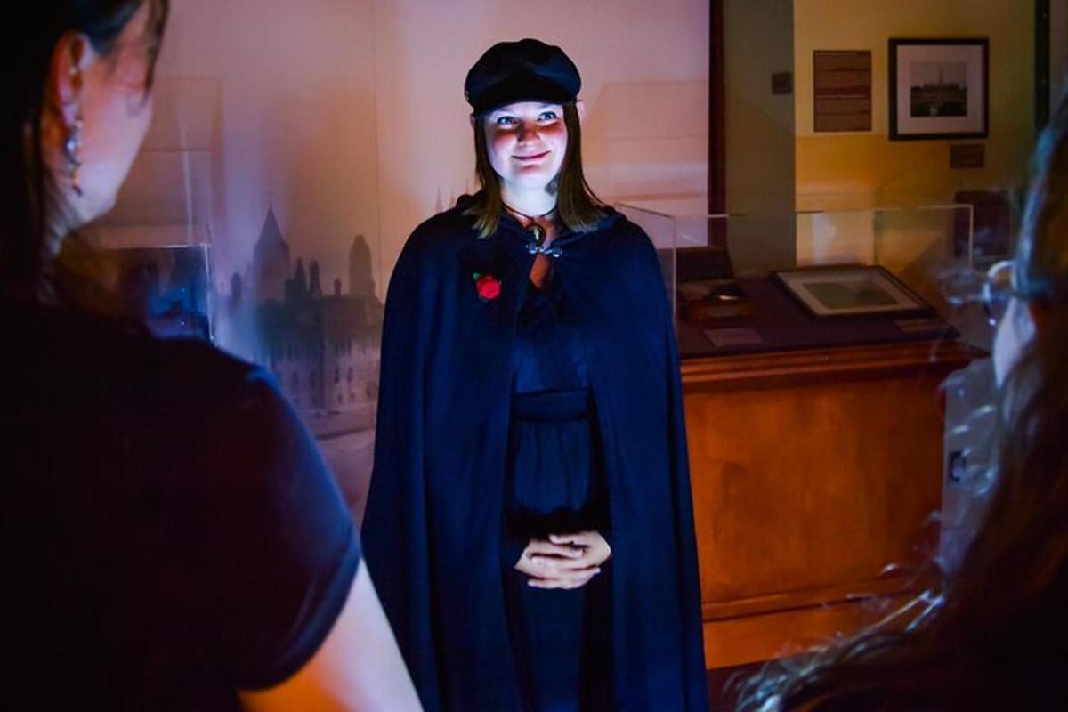 una donna vestita con toga e cappello da laurea