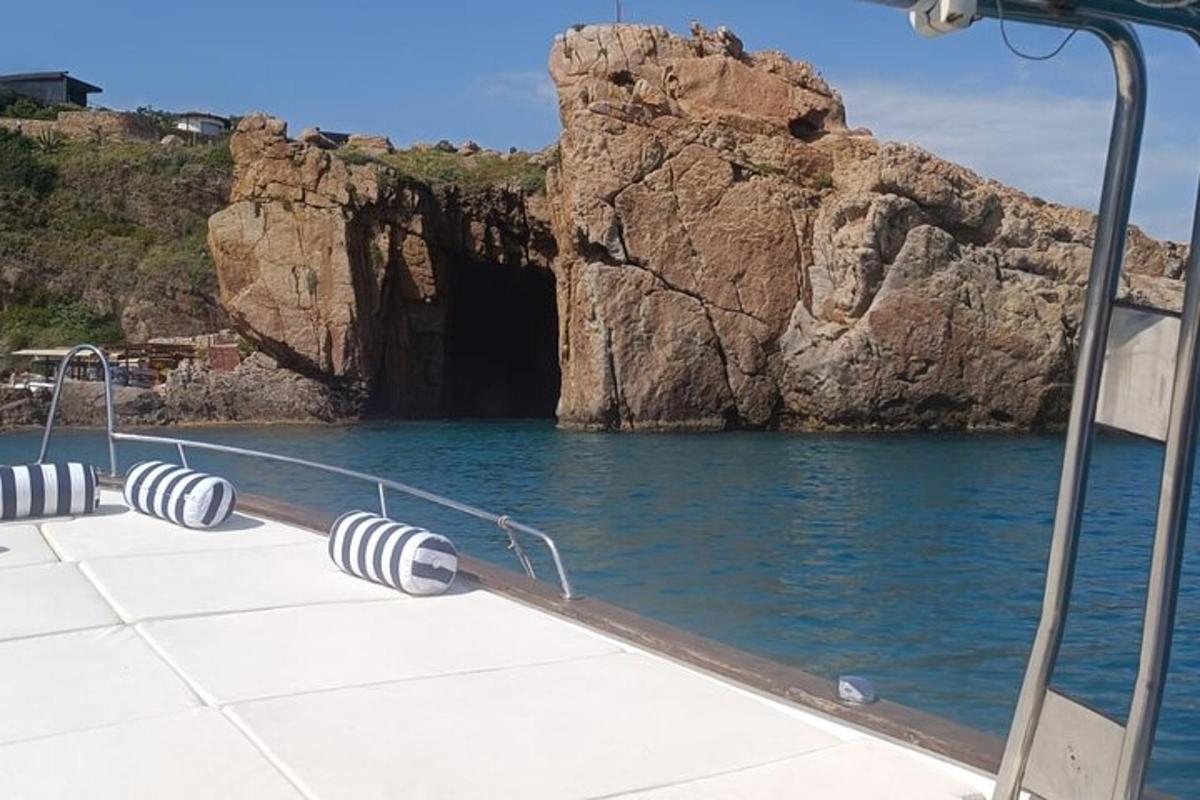 una barca di fronte a una grotta nell'acqua