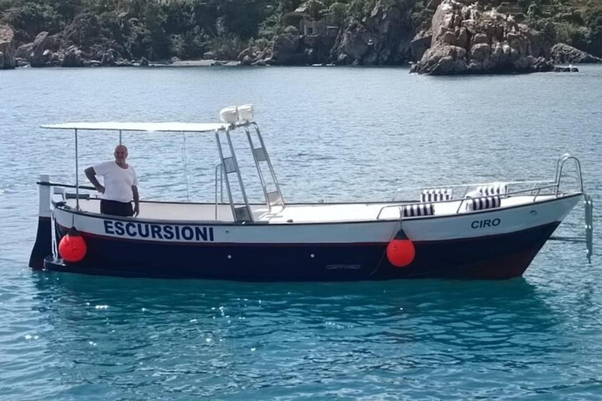 un bărbat stă pe o barcă în apă