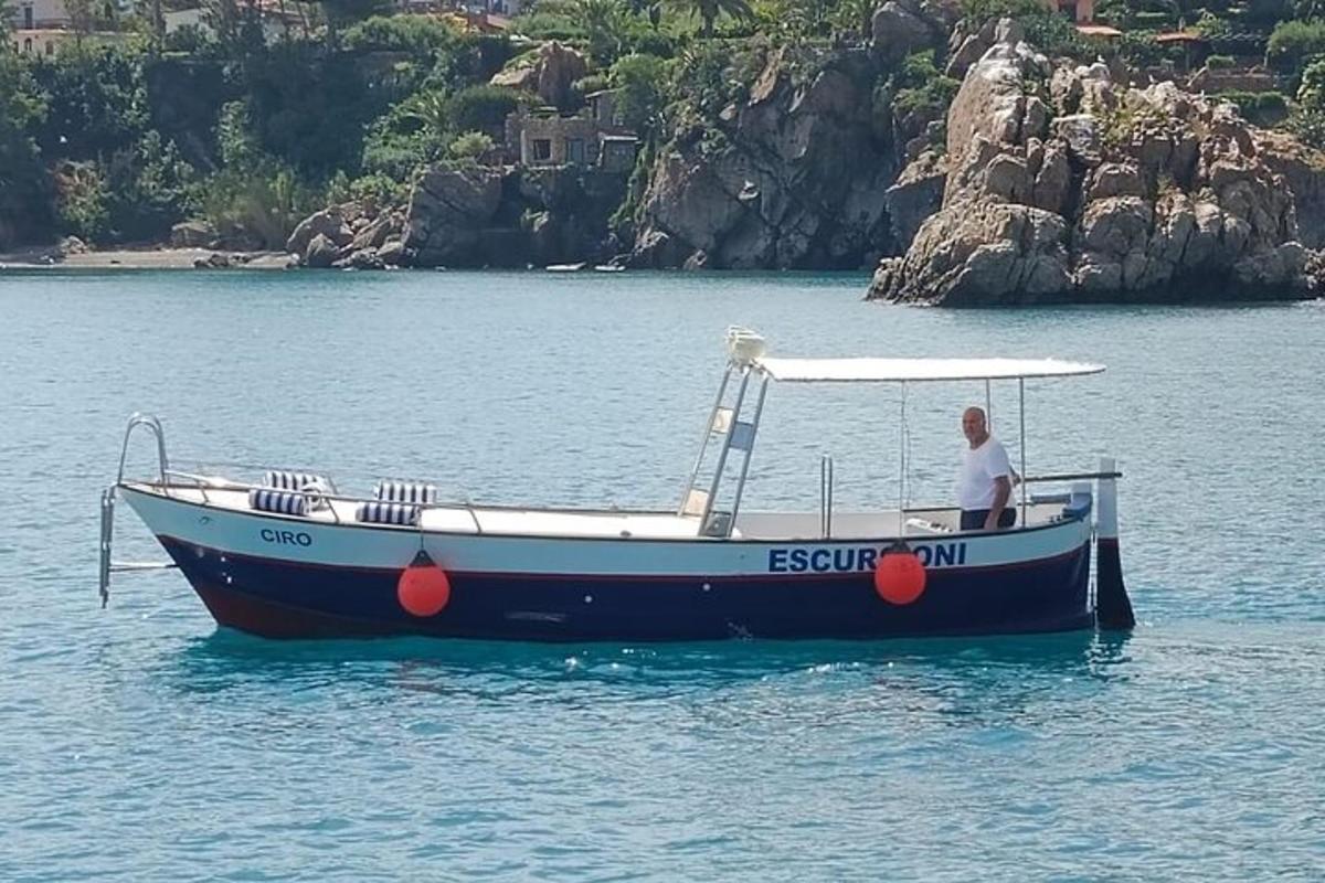 un uomo seduto su una barca in acqua