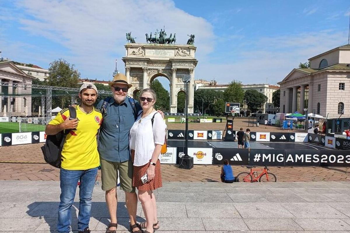 um grupo de pessoas em pé em frente a um monumento