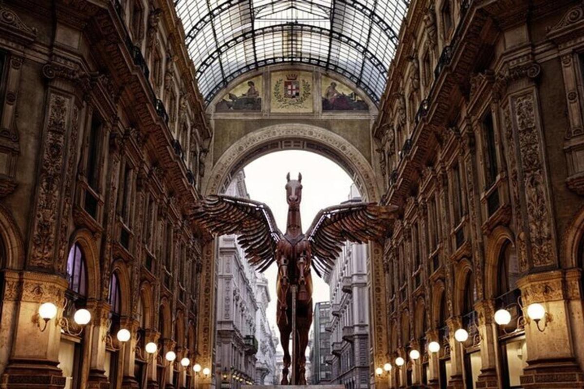 uma estátua de um anjo em um prédio