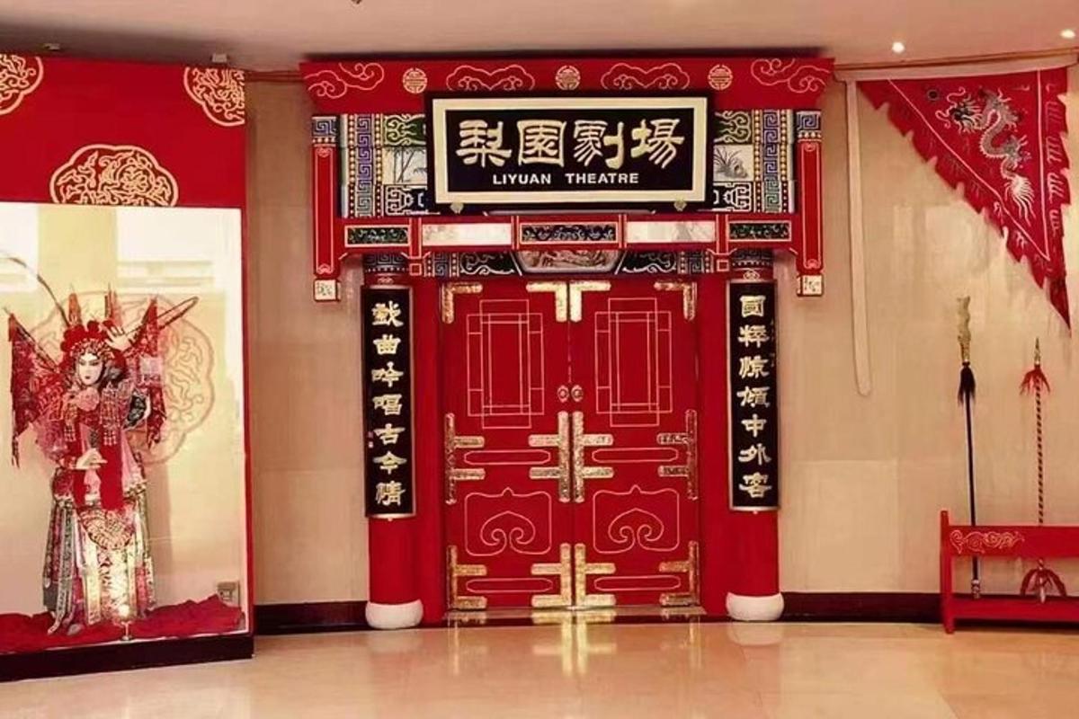 Una puerta roja en un edificio con un cartel en ella.