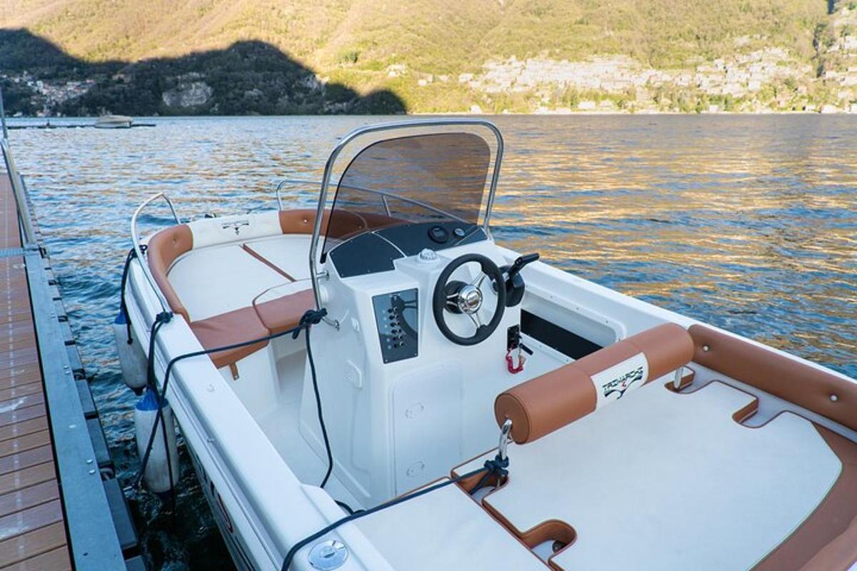 un petit vaixell assegut a l'aigua