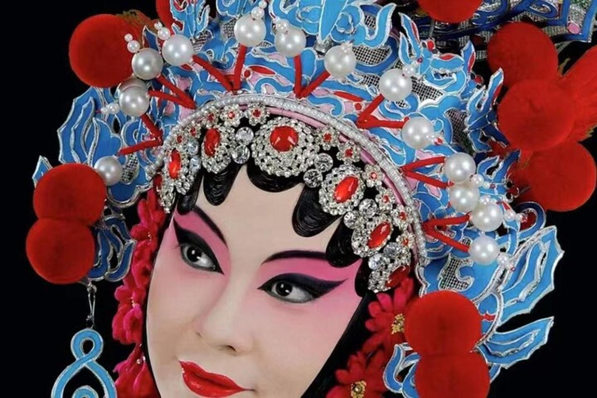 una pintura de una mujer con una tiara