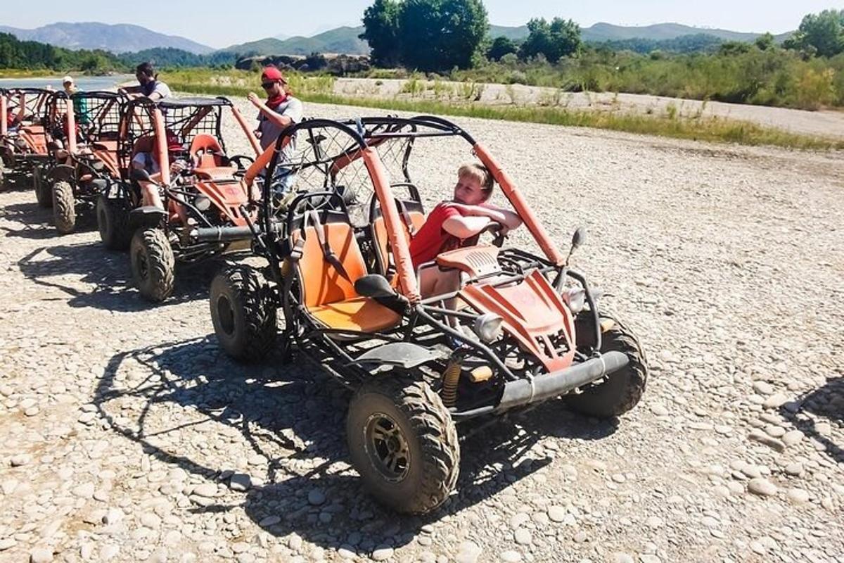 rad štyroch štvorkolesových vozidiel zaparkovaných na prašnej ceste