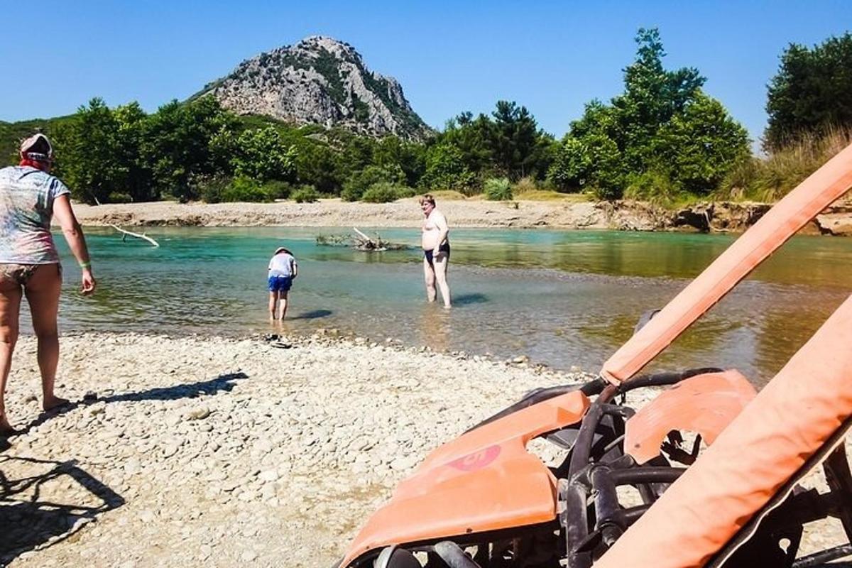skupina lidí stojících ve vodě na řece