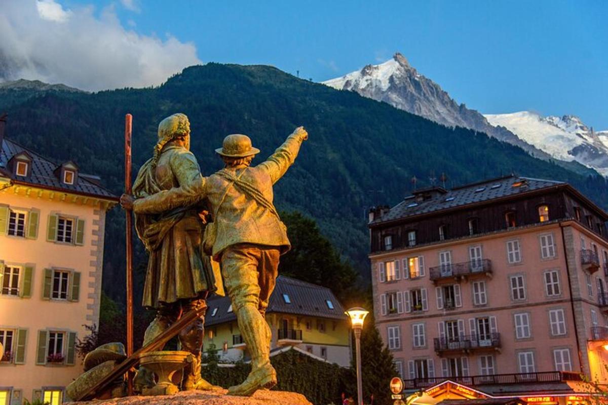 en statue av tre personer med et fjell i bakgrunnen