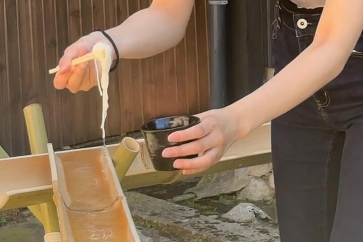 henkilö pitelee kuppia ja harjaa