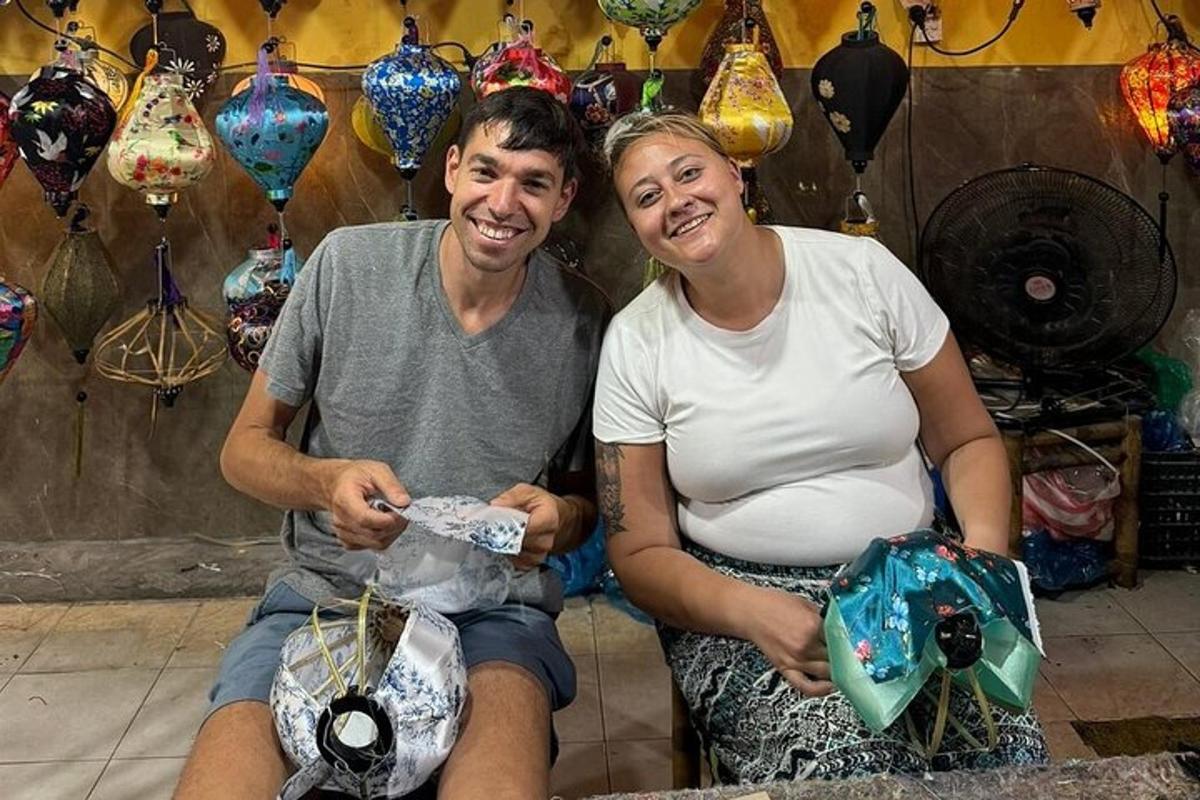 un uomo e una donna incinta seduti davanti a un negozio