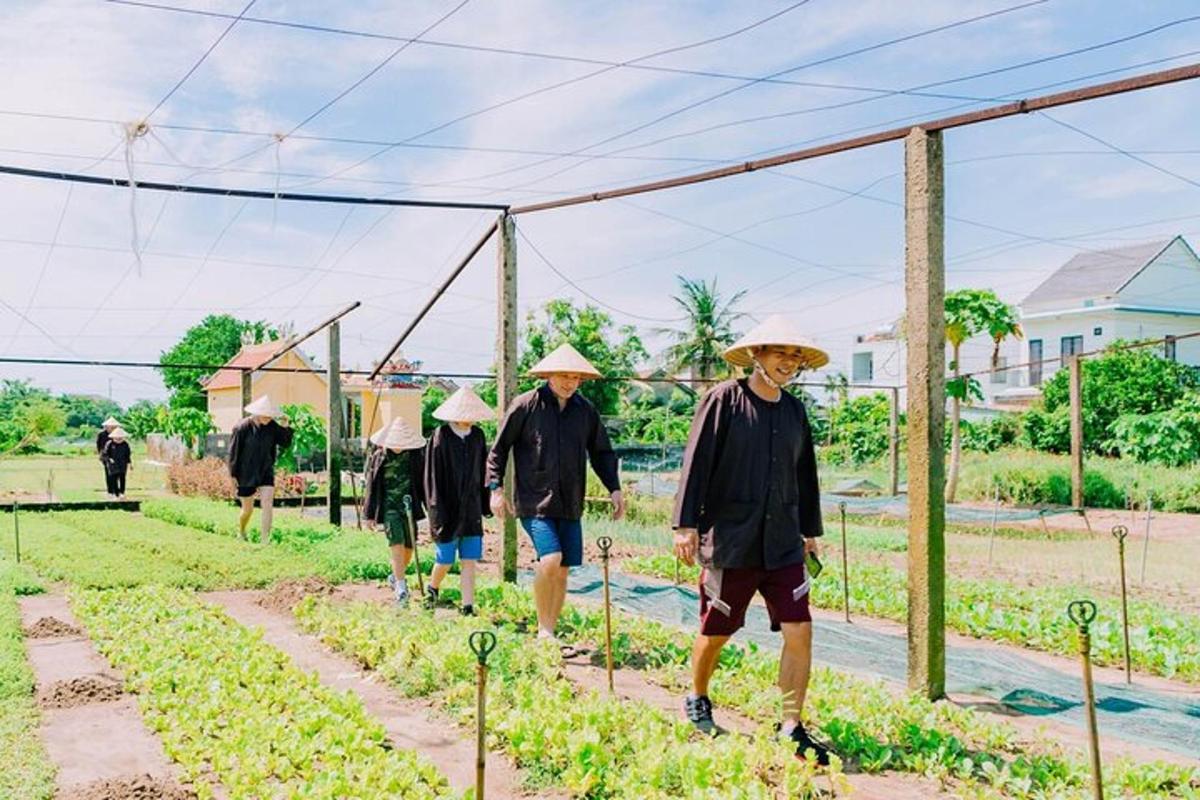 un gruppo di persone che camminano in un giardino