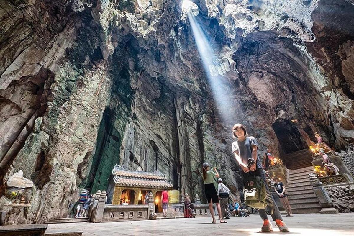 un uomo è in piedi davanti a una cascata