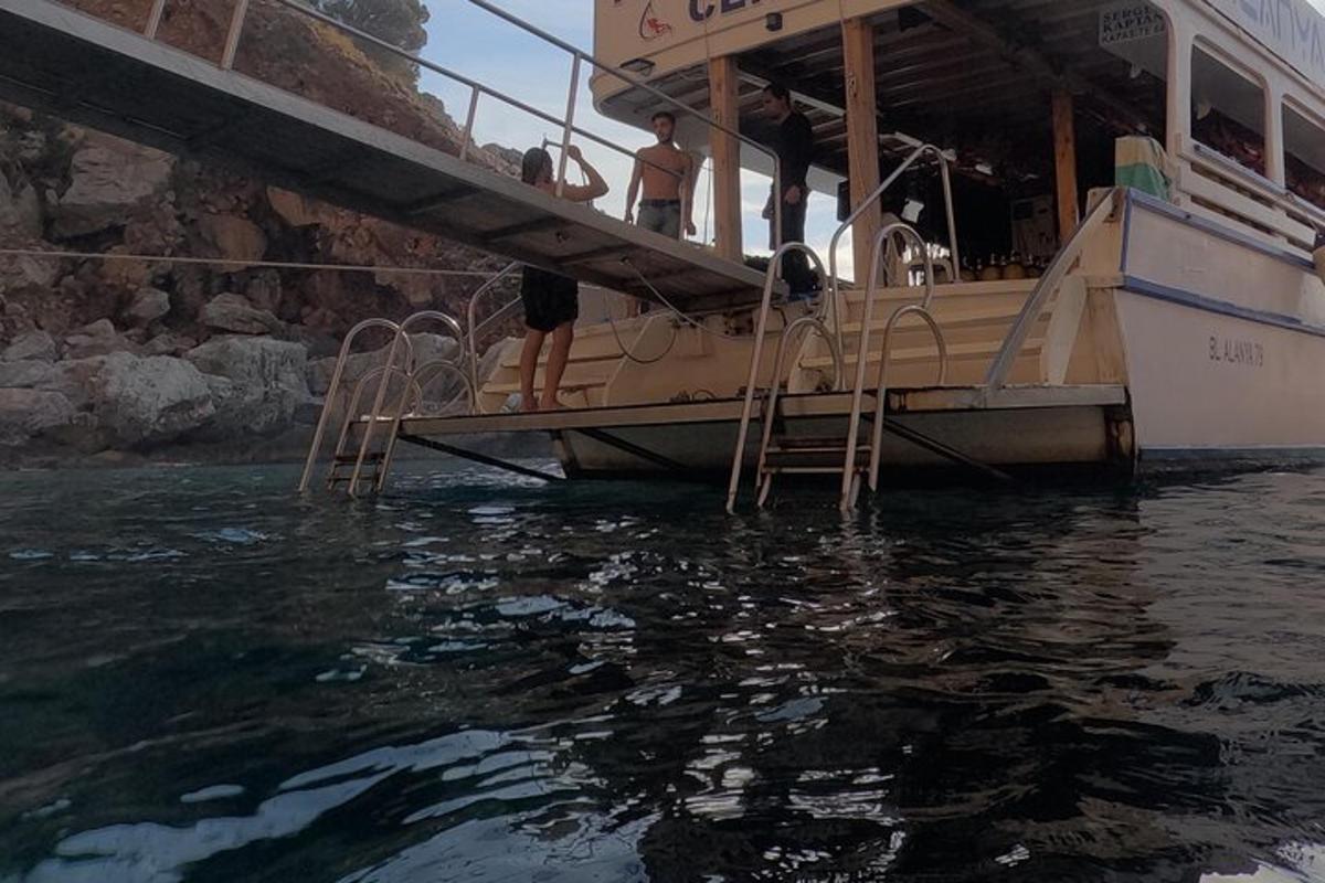 ein Boot mit Menschen darauf, das auf dem Wasser liegt
