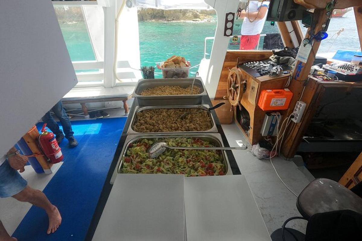 船の上の、食べ物を載せた数枚のトレイが置かれたテーブル