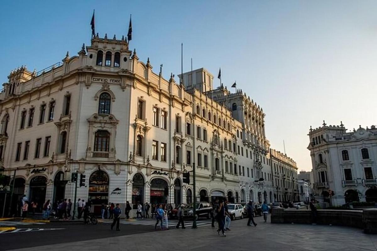 o clădire mare prin fața căreia se plimbă oameni