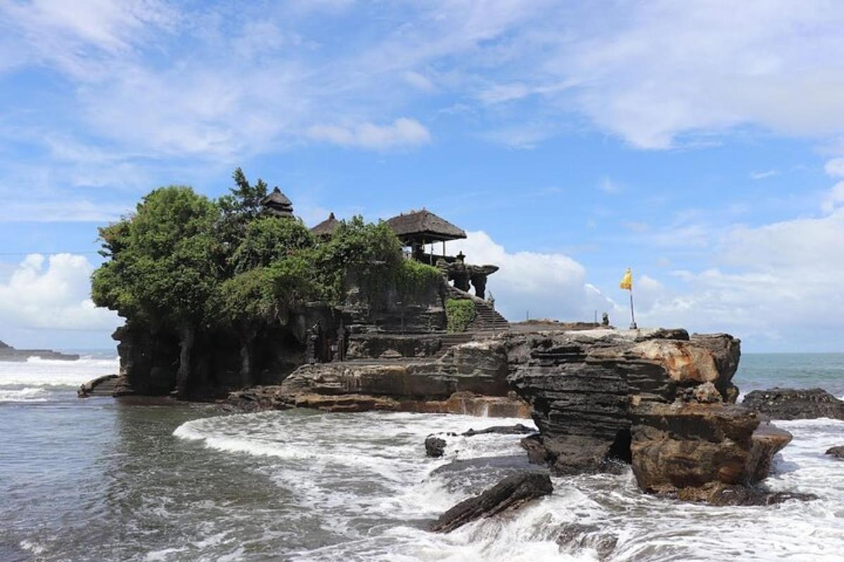 una casa a la part superior d'una illa rocosa a l'oceà