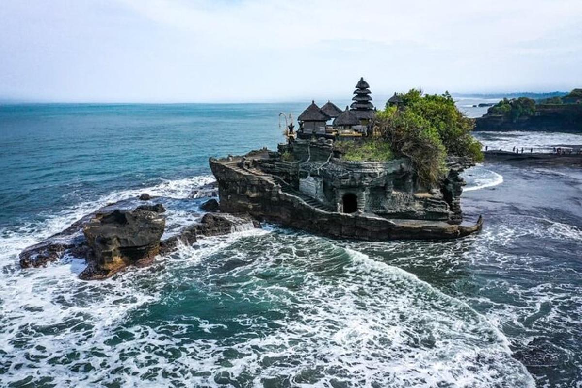 una illa a l'oceà amb un edifici