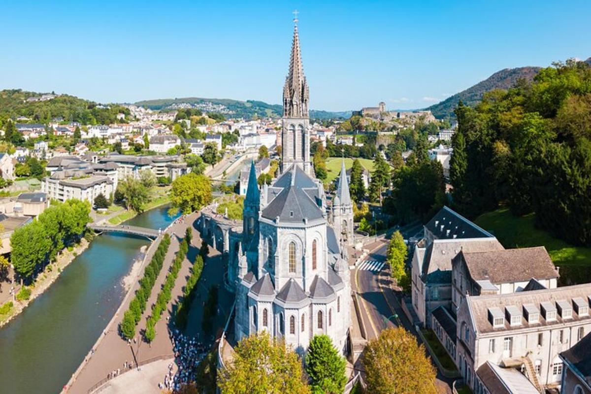 zračni pogled na cerkev v mestu