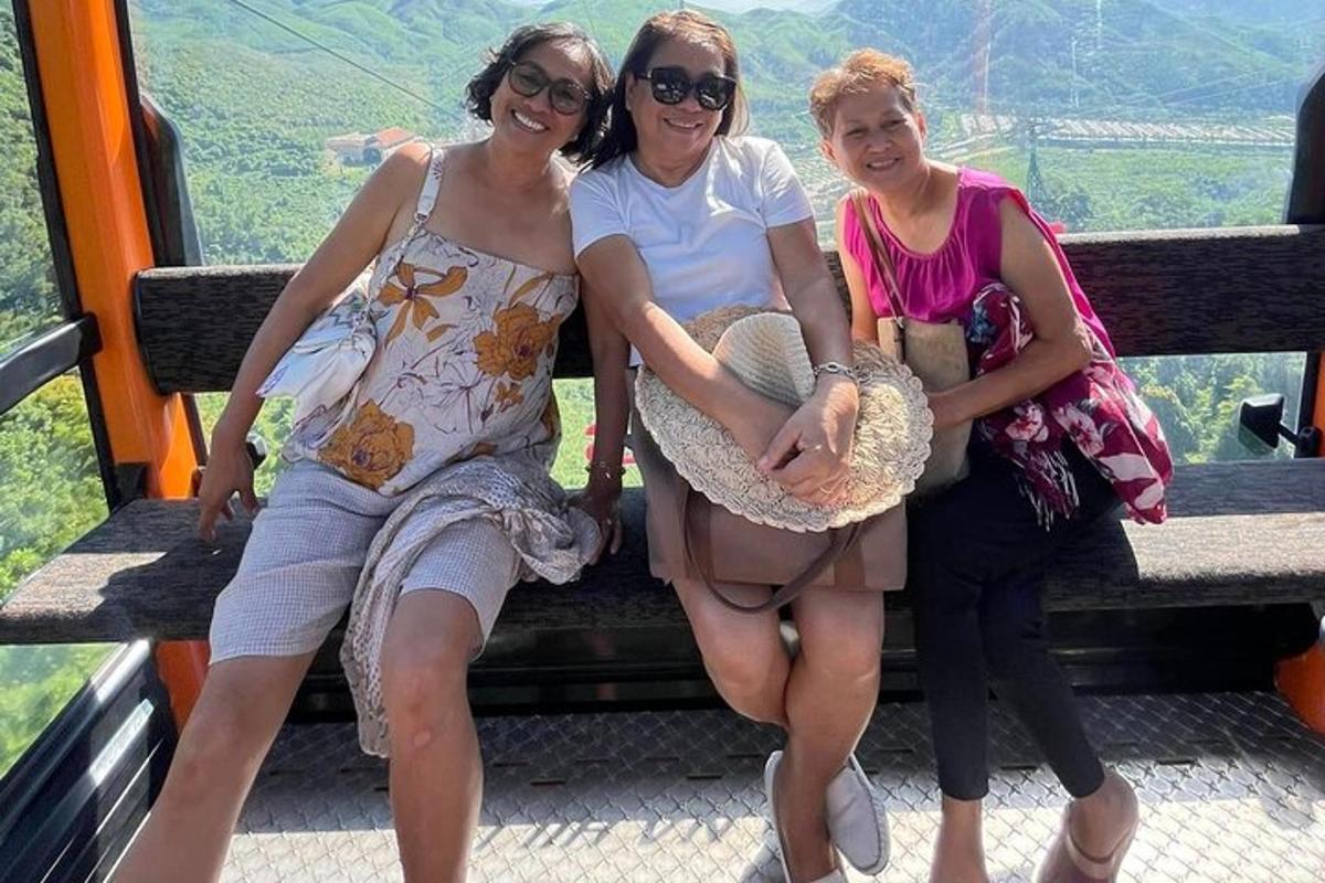 três mulheres sentadas em um banco em um trem