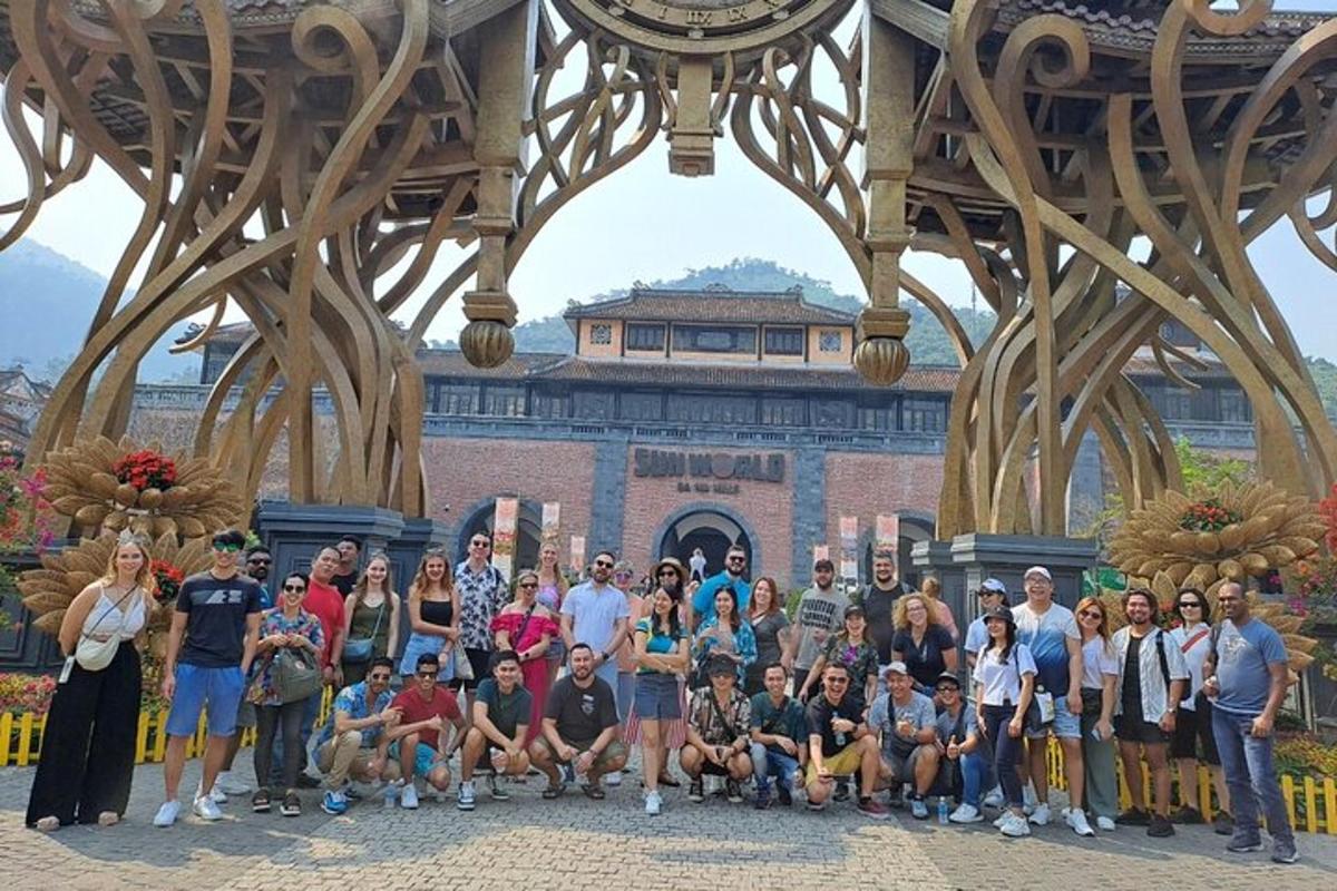 Un grupo de personas posando para una foto frente a un reloj.