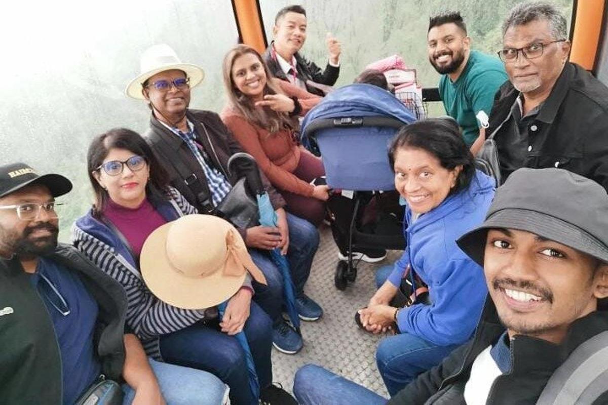 eine Gruppe von Menschen, die für ein Foto posieren