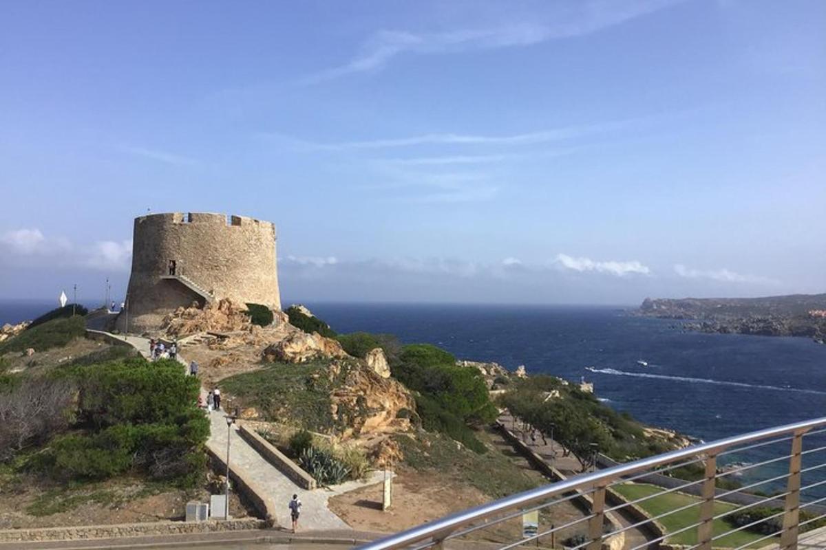ένα κάστρο στην κορυφή ενός λόφου δίπλα στον ωκεανό