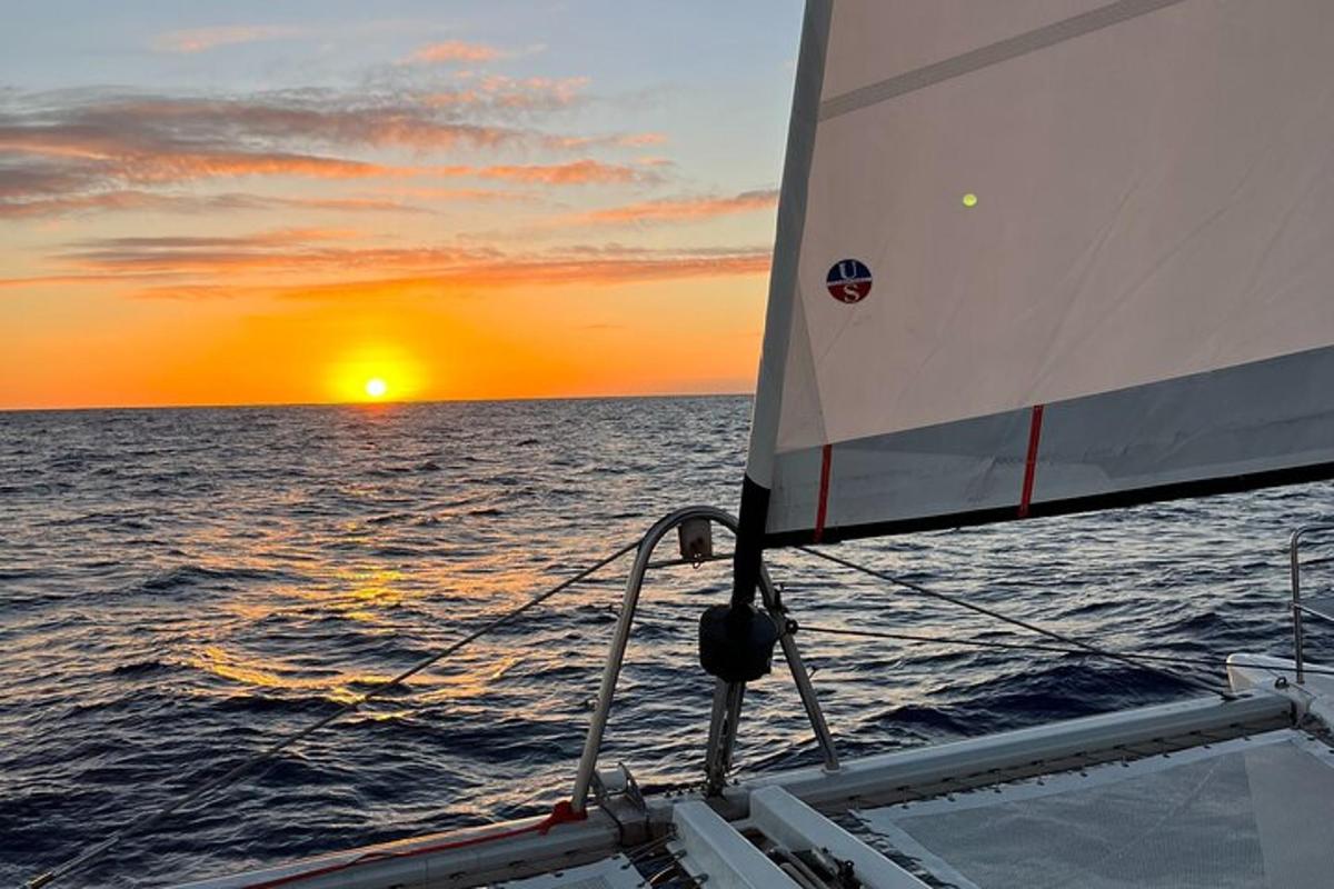 plachta na lodi v oceánu při západu slunce