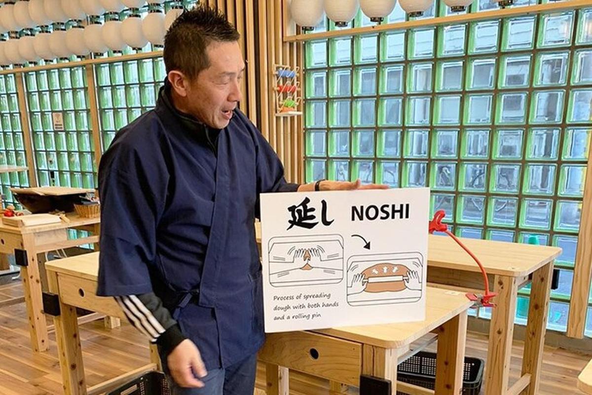 um homem segurando uma placa que diz noosh