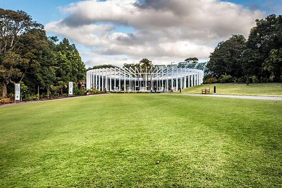 un gran edifici amb un camp verd al davant