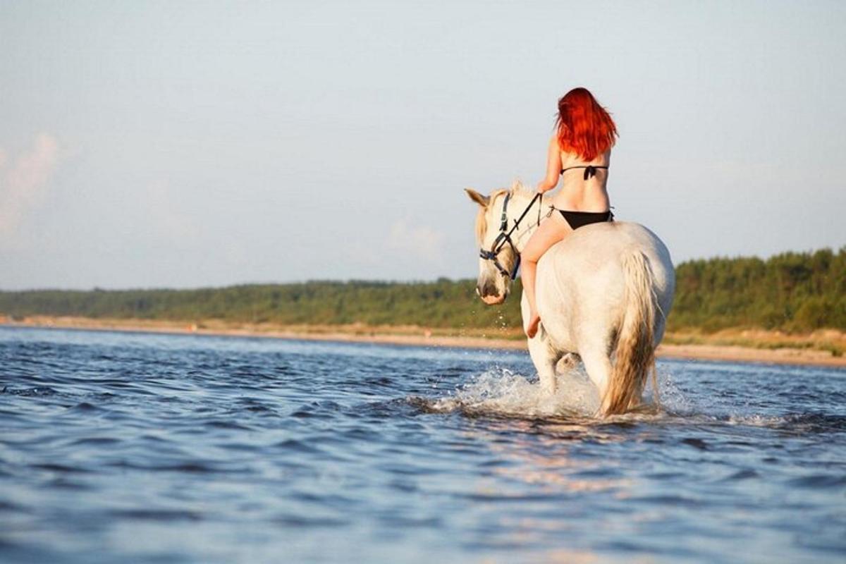 жена, яздеща бял кон във водата