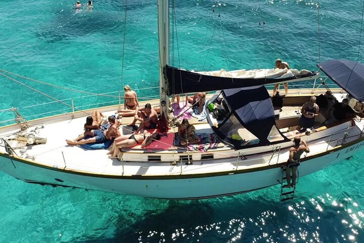 Un grupo de personas sentadas en un bote en el agua.