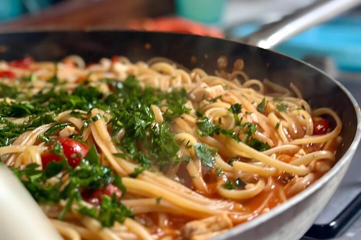 pönnu fyllt með pasta með grænmeti og sósu