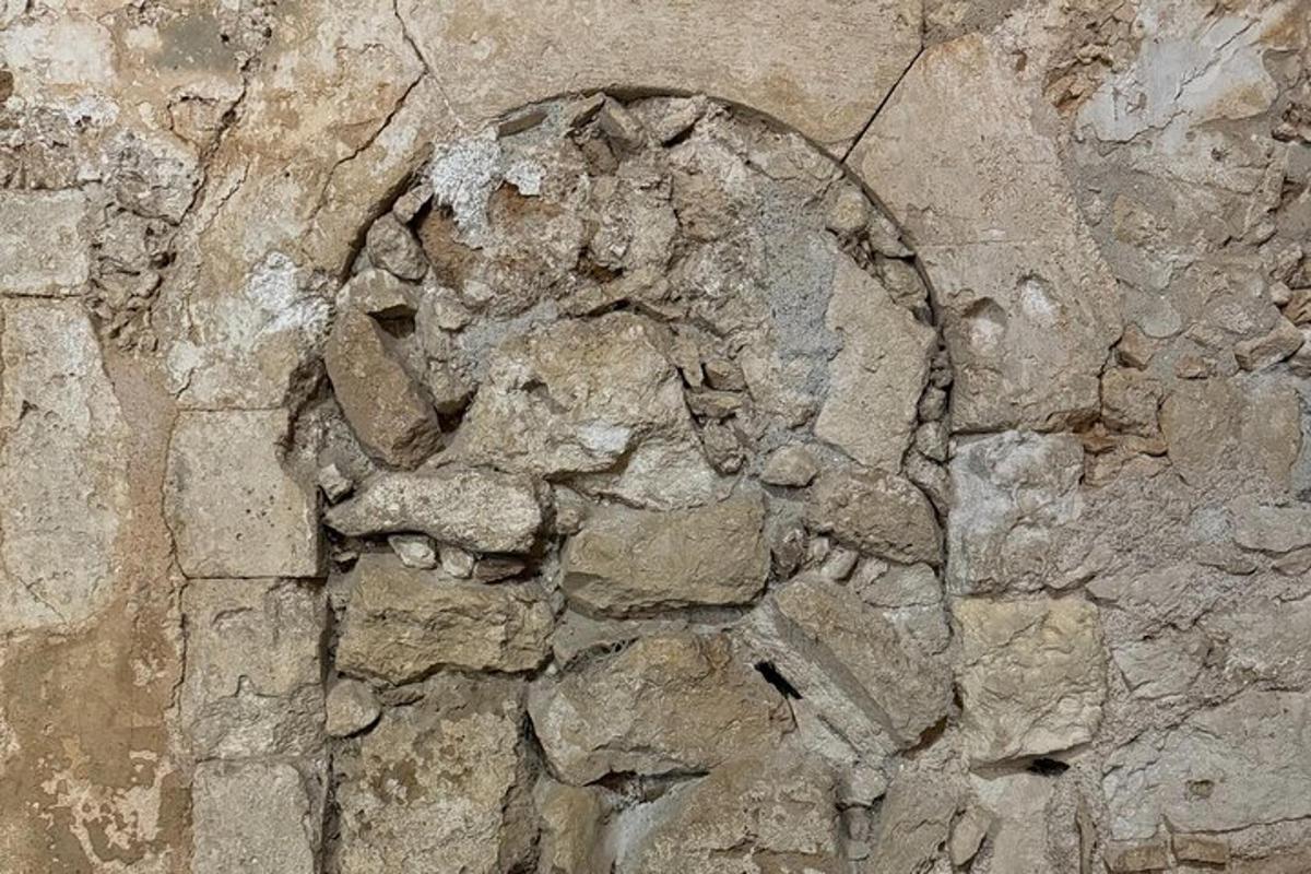 un muro di pietra con un volto sopra
