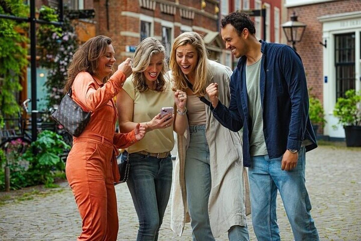 een groep mensen die over straat loopt en naar een mobiele telefoon kijkt