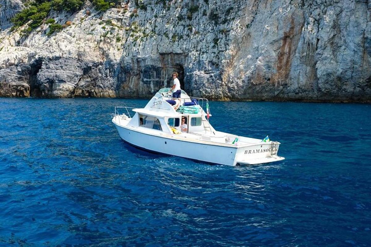 Μια γυναίκα κάθεται σε μια βάρκα στο νερό