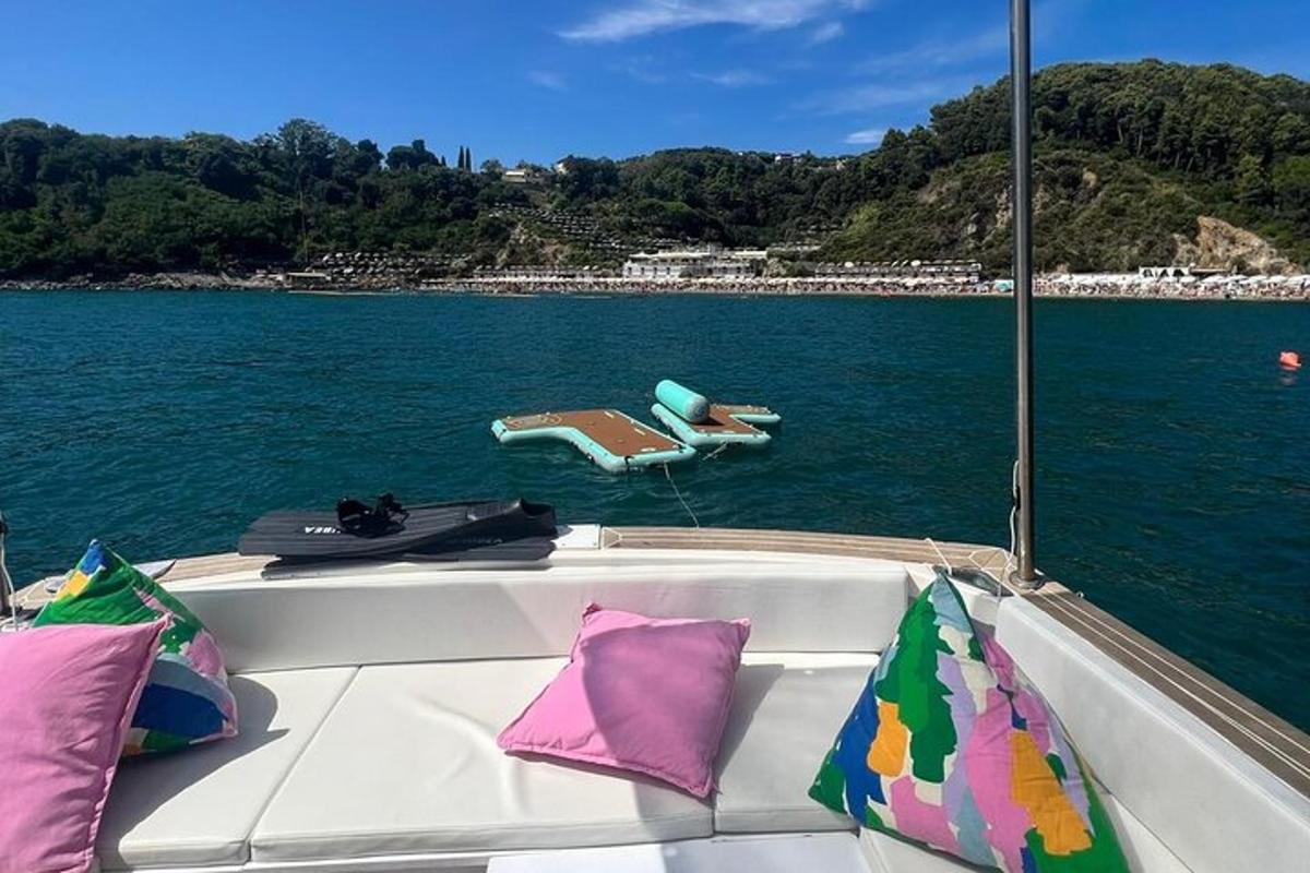 μια βάρκα στο νερό με μαξιλάρια πάνω της
