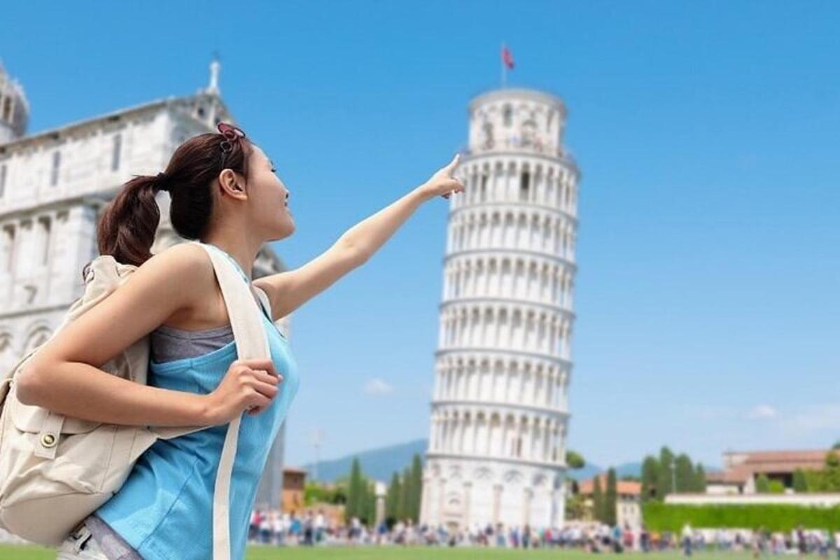 một người phụ nữ đứng trước tháp nghiêng pisa