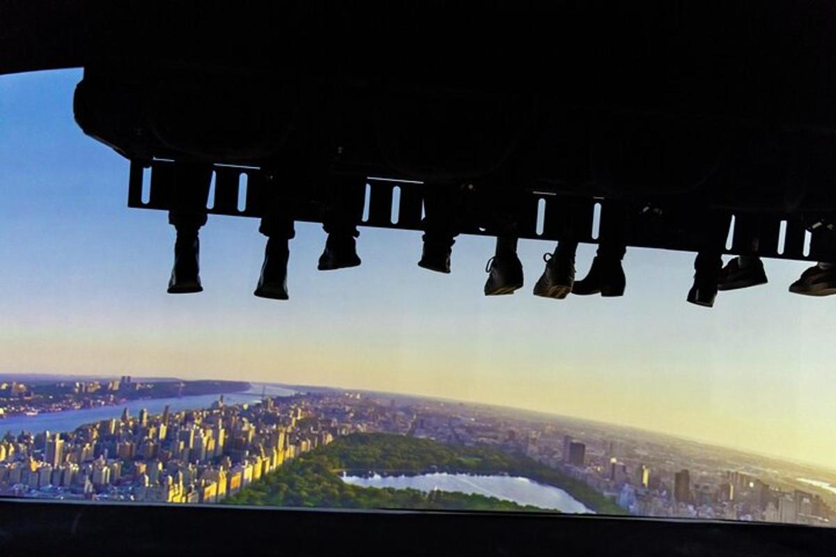 eine Luftaufnahme einer Stadt aus einem Flugzeug