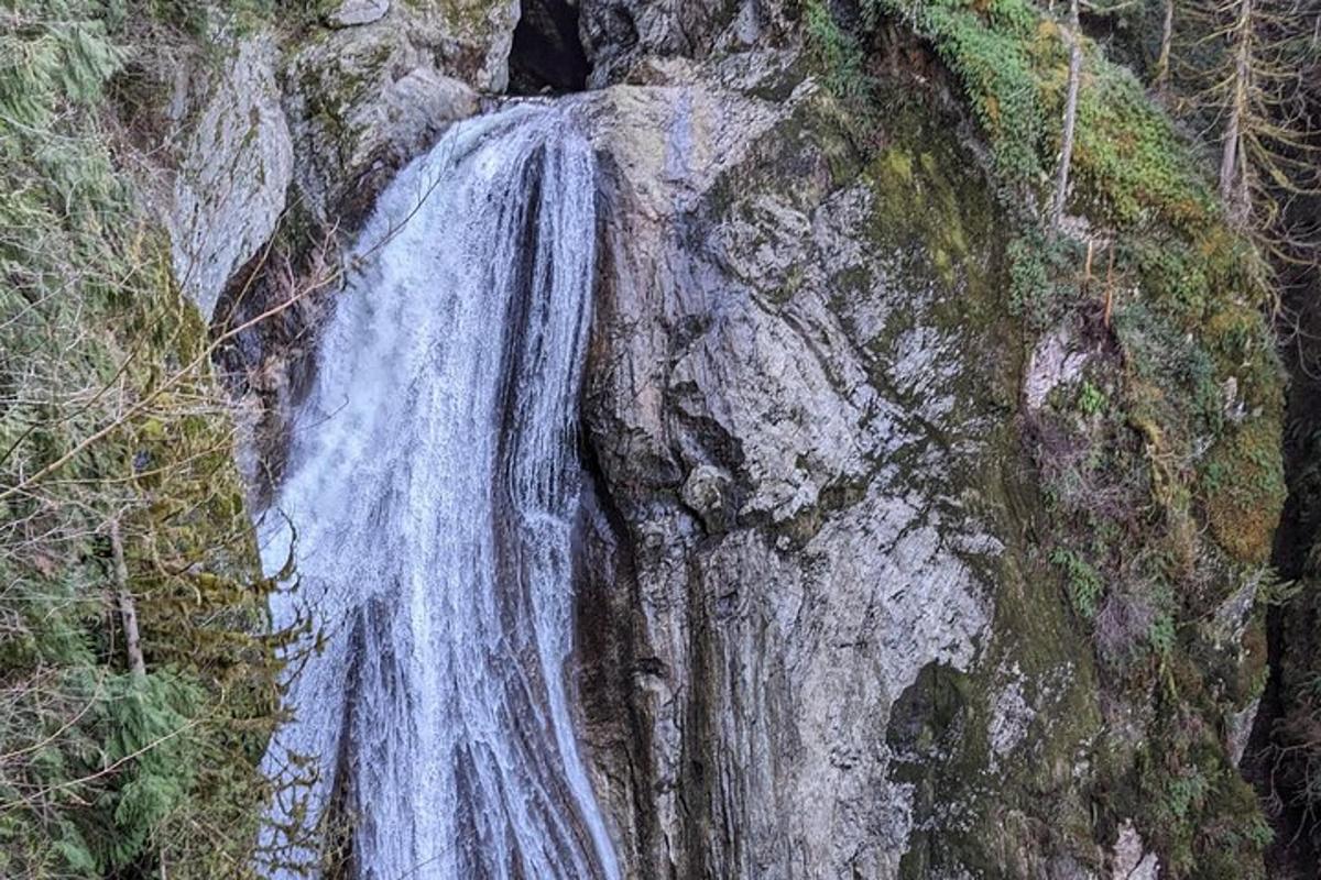 o cascadă pe marginea unei stânci