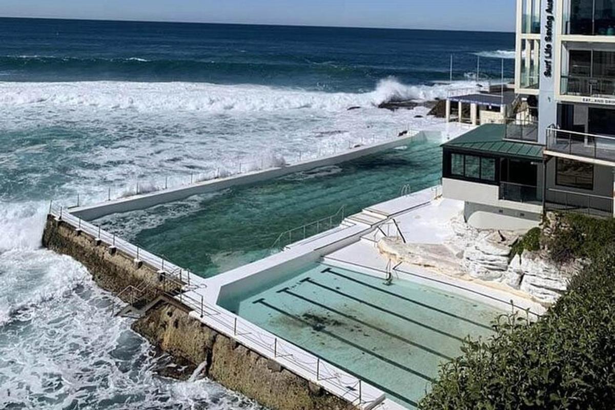 isang gusali na may swimming pool sa tabi ng karagatan