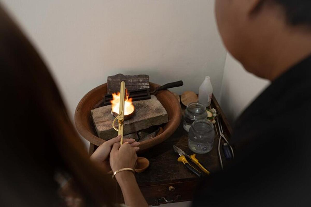 un hombre encendiendo una vela en una mesa