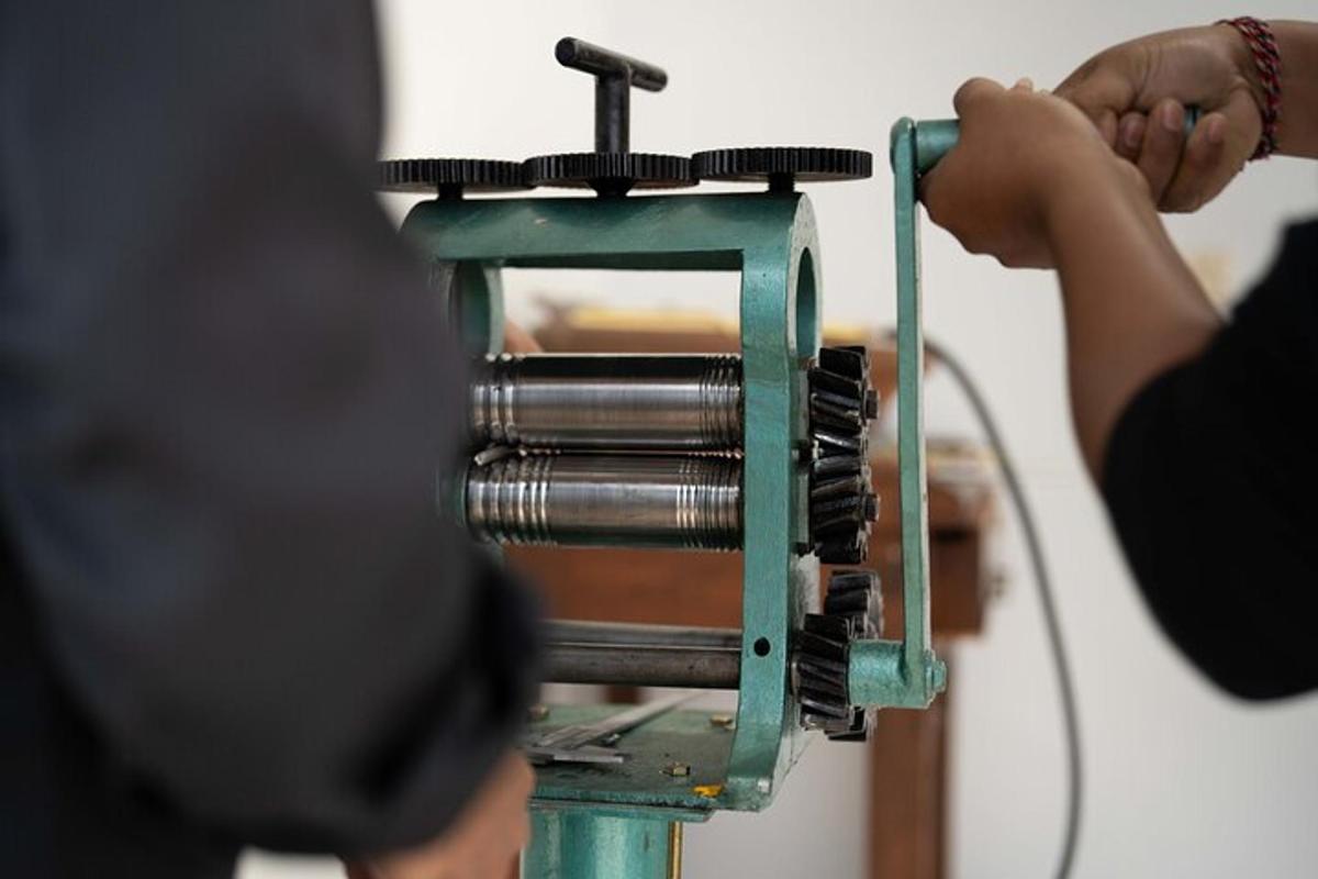 una persona está trabajando en una máquina de coser
