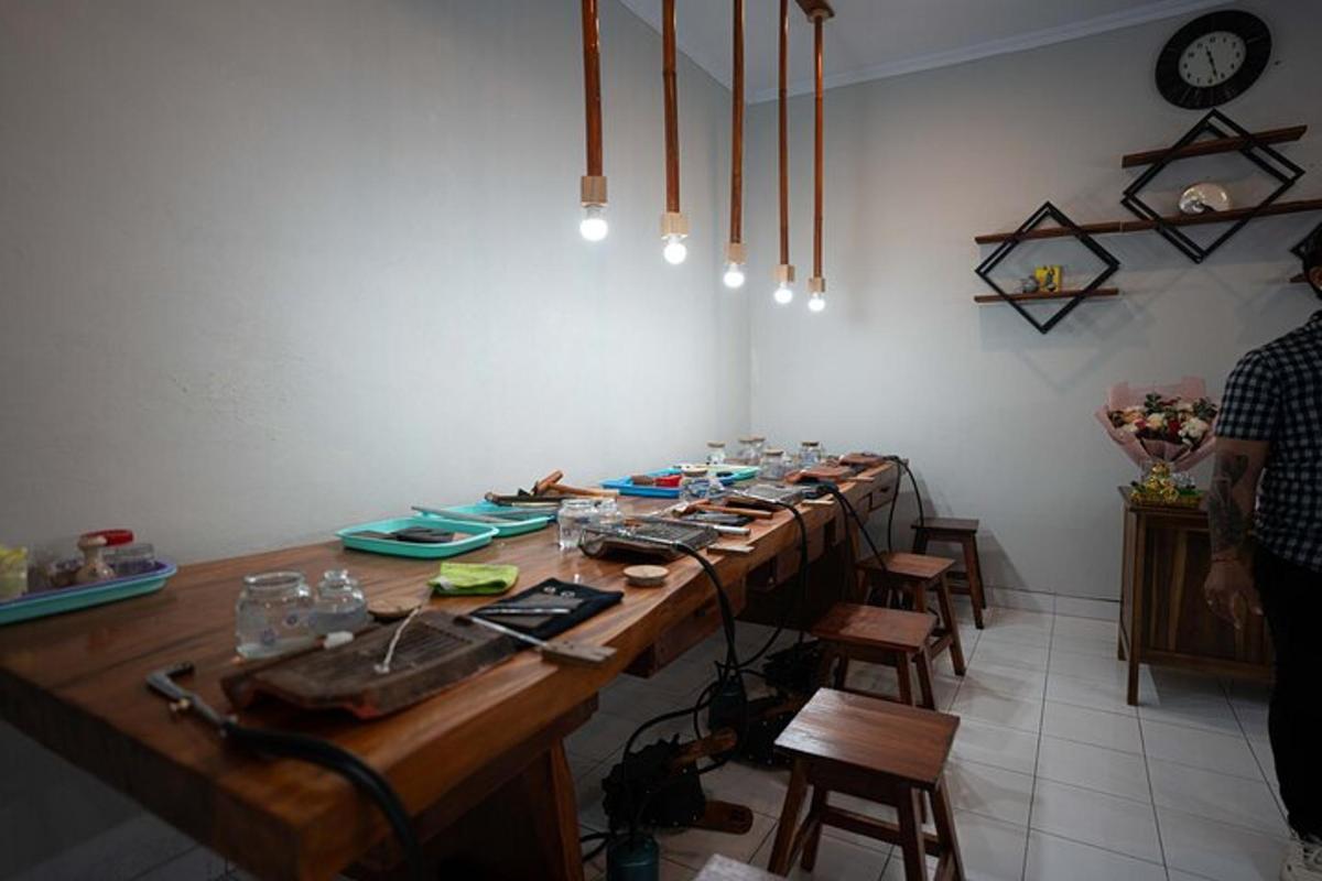 Una mesa larga de madera con sillas en una habitación.