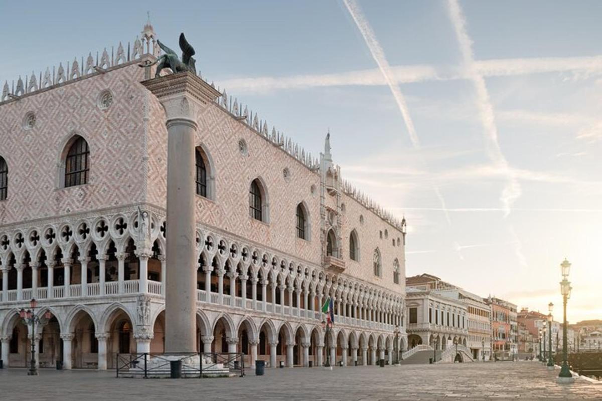 un gran edifici amb una estàtua a sobre
