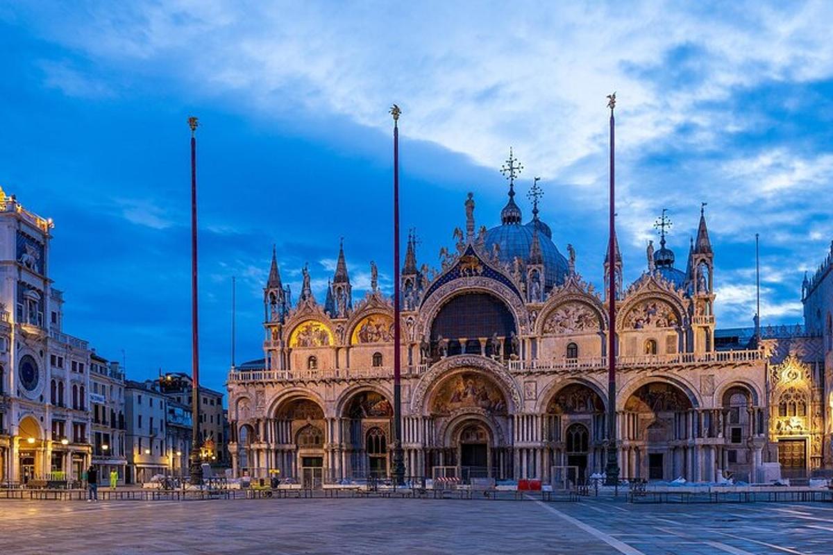 un gran edifici en una ciutat a la nit