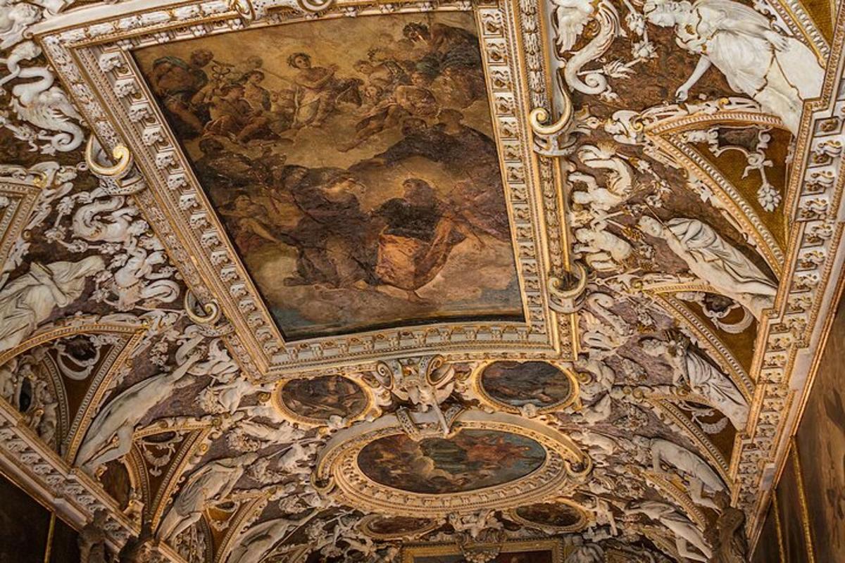 un sostre ornamentat amb una pintura