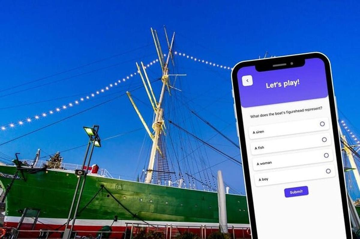 egy hajó előtt heverő mobiltelefon