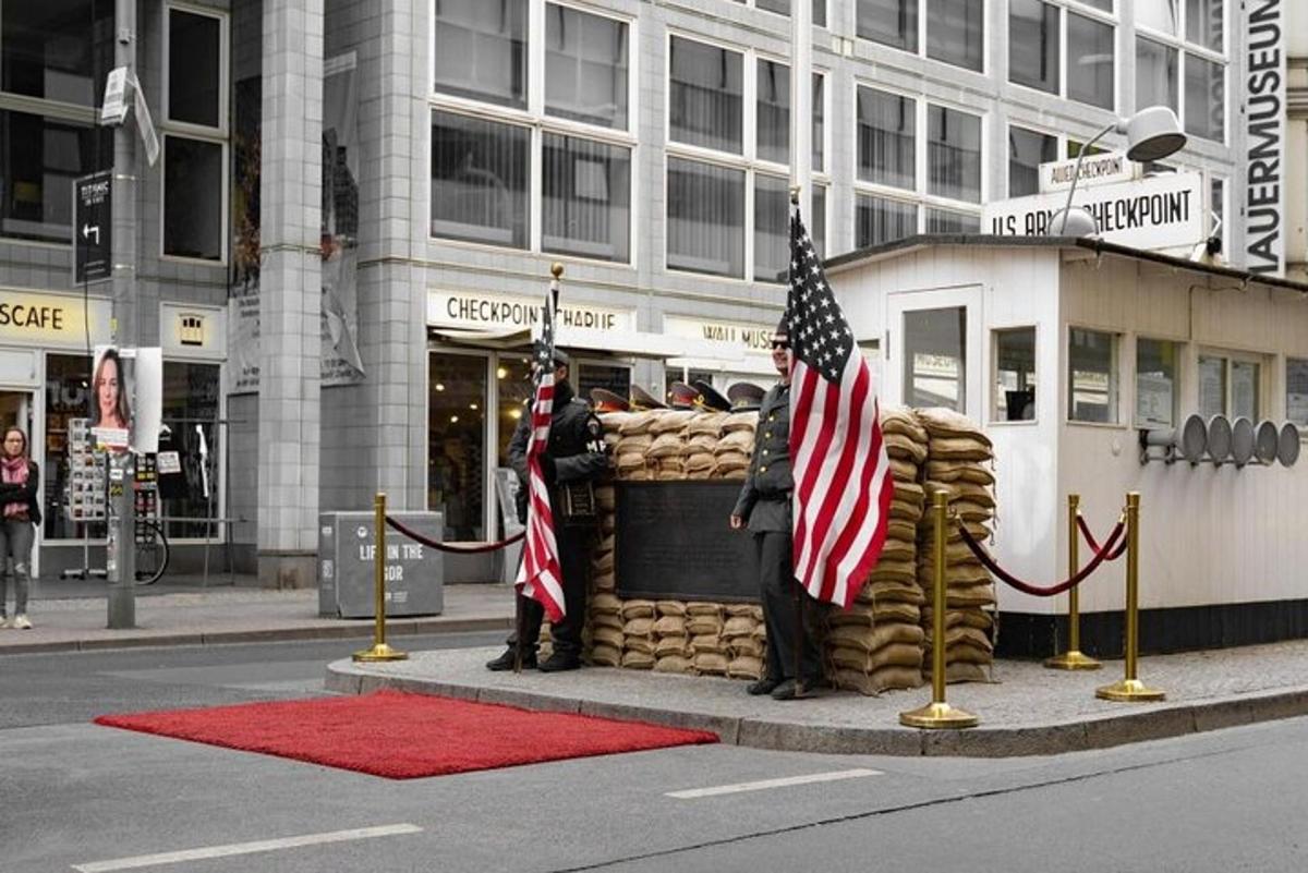twee mensen staan op straat met Amerikaanse vlaggen