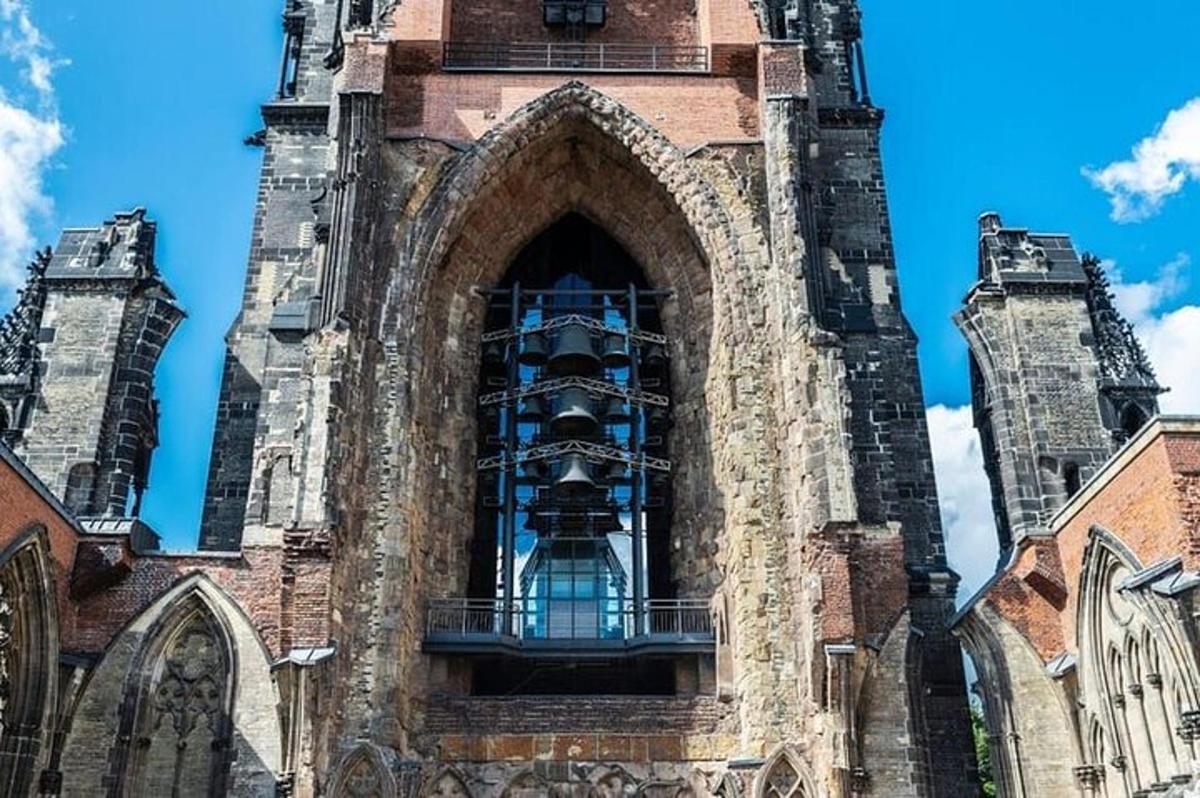 Un edificio alto con una torre de reloj.